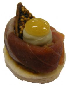 (M) Parma Ham Rose on Feuilette with Blue Cheese & Fig