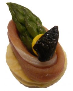 (M) Feuilette of Parma Ham and Asparagus Tips with Tomato Tapenade